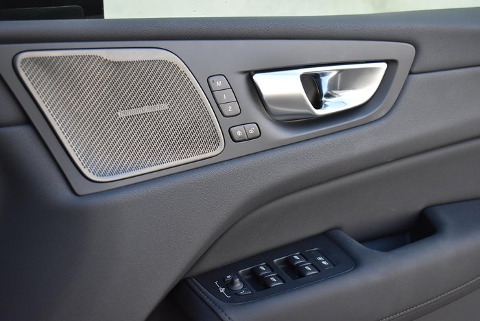 2025 Volvo XC60 Plus T8 Plug-In Hybrid Dark