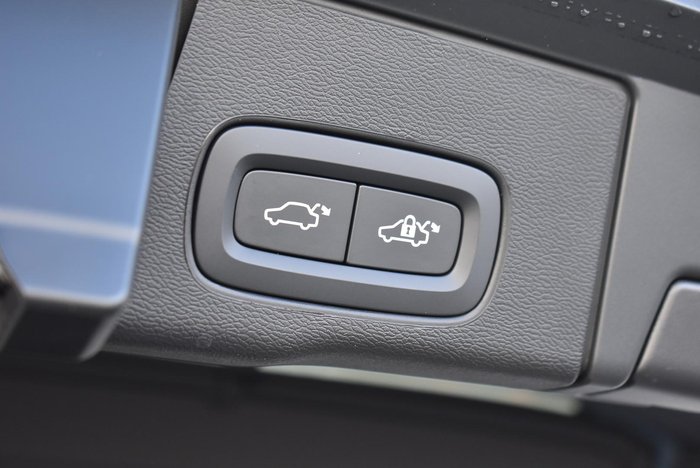 2025 Volvo XC60 Plus T8 Plug-In Hybrid Dark