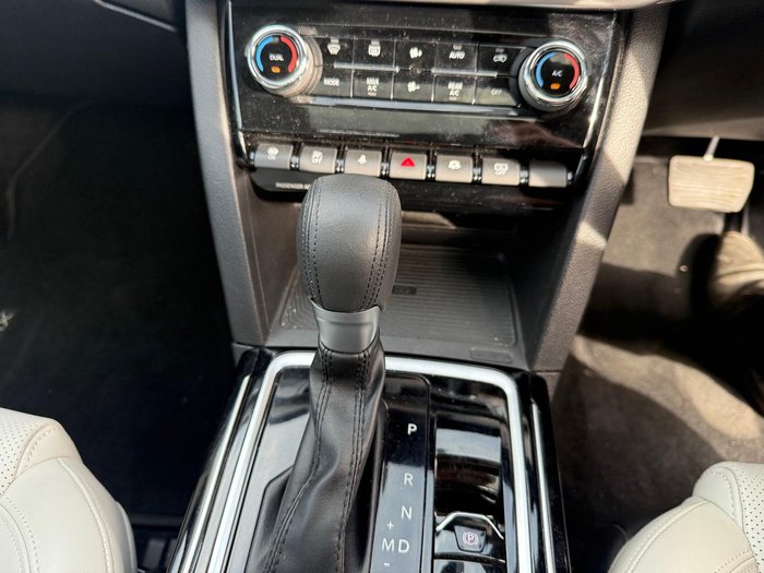 2024 Mahindra XUV700 AX7L