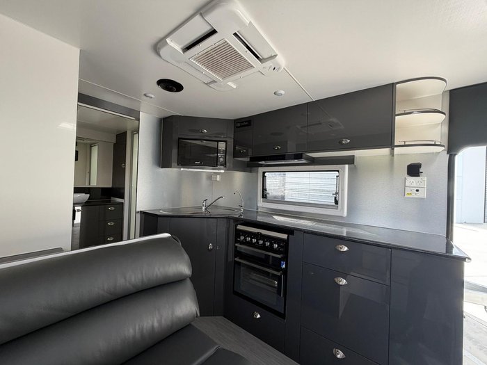 2018 Roma Elegance White 21'6
