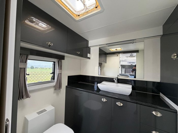 2018 Roma Elegance White 21'6