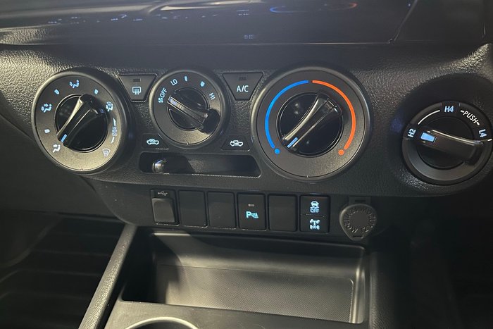 2022 Toyota Hilux SR