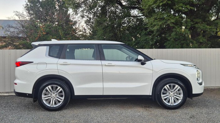 2023 Mitsubishi Outlander ES