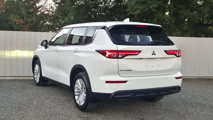 2023 Mitsubishi Outlander ES