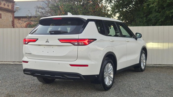 2023 Mitsubishi Outlander ES