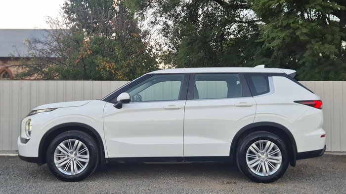 2023 Mitsubishi Outlander ES