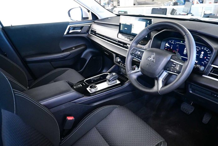 2025 Mitsubishi Outlander LS