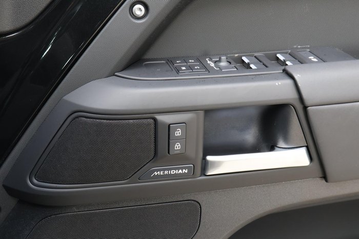 2025 Land Rover Defender 110 D350 X-Dynamic SE