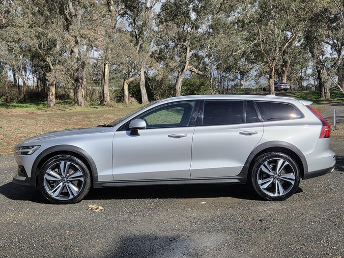 2022 Volvo V60 Cross Country B5