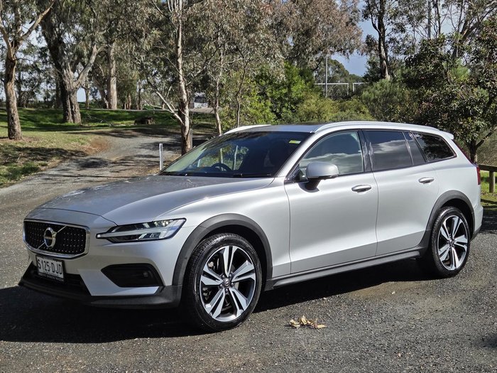 2022 Volvo V60 Cross Country B5