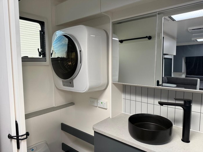 2025 New Age Caravans Manta Ray 18Er Couples My26