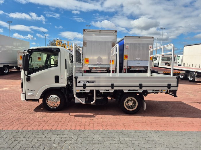 2026 Isuzu Trucks NLR 45-150 NLR 45-150 AUTO SWB Traypack