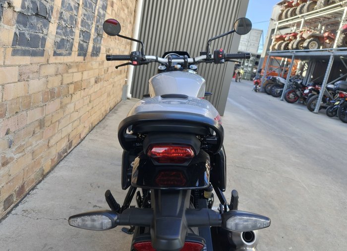 2026 TRIUMPH TRACKER 400 ROAD SILVER