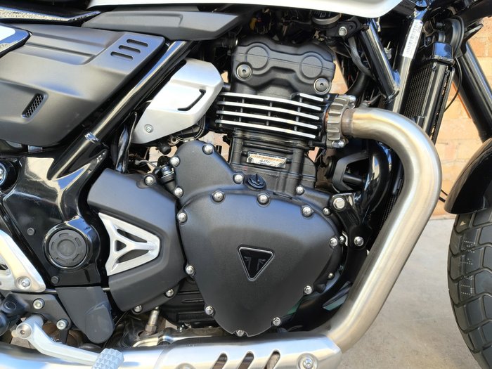 2026 TRIUMPH TRACKER 400 ROAD SILVER