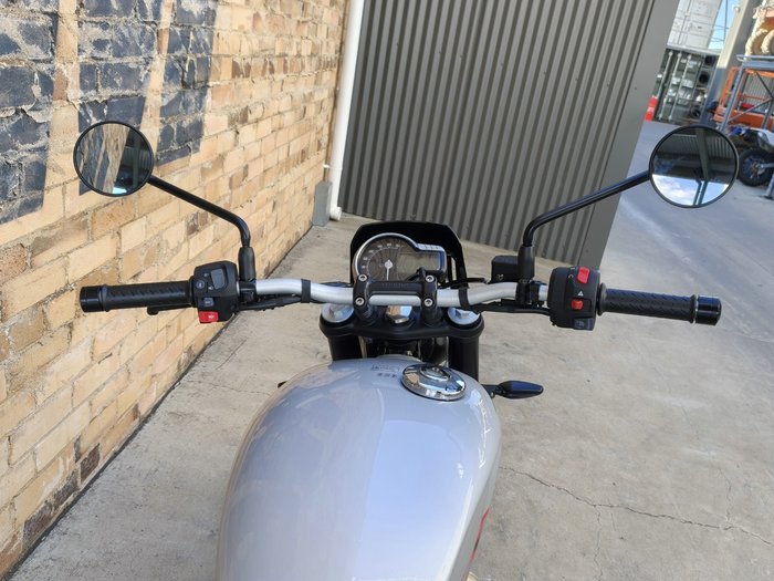 2026 TRIUMPH TRACKER 400 ROAD SILVER