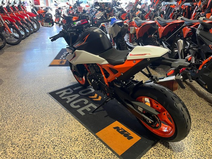 2026 KTM 990 Duke R Duke Orange