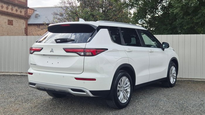 2022 Mitsubishi Outlander LS
