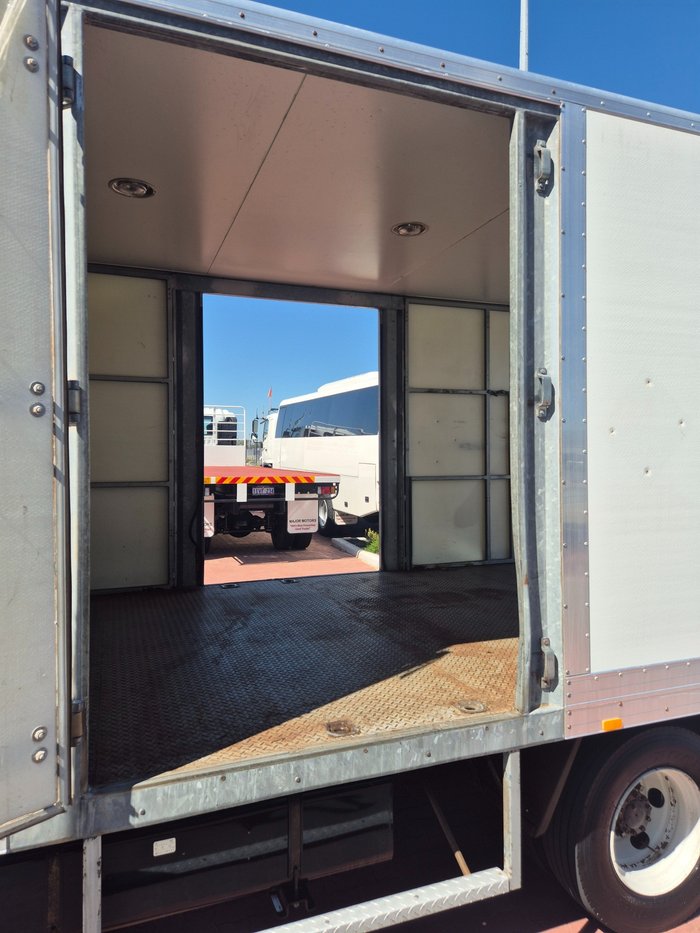 2010 Isuzu Trucks FRR600 6 Ton Van and Lift