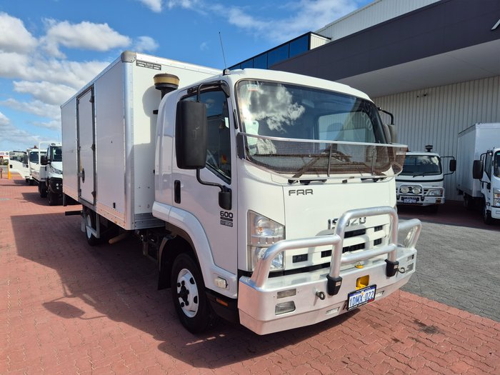 2010 Isuzu Trucks FRR600 6 Ton Van and Lift