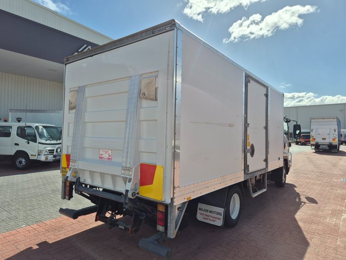 2010 Isuzu Trucks FRR600 6 Ton Van and Lift