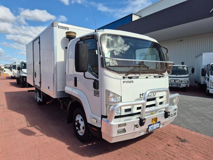 2010 Isuzu Frr600 6 Ton Van And Lift