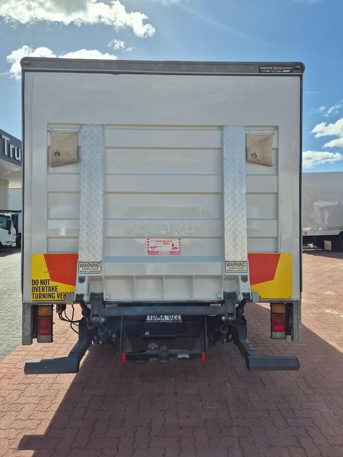 2010 Isuzu Frr600 6 Ton Van And Lift