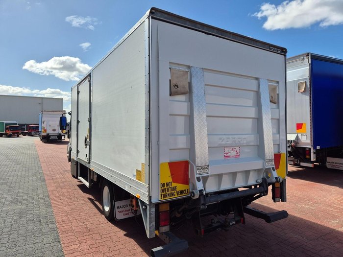 2010 Isuzu Frr600 6 Ton Van And Lift