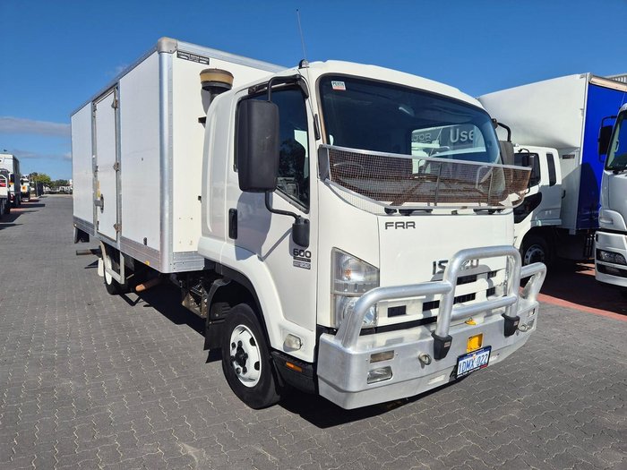 2010 Isuzu Frr600 6 Ton Van And Lift