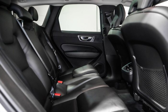 2022 Volvo XC60 B5 Momentum