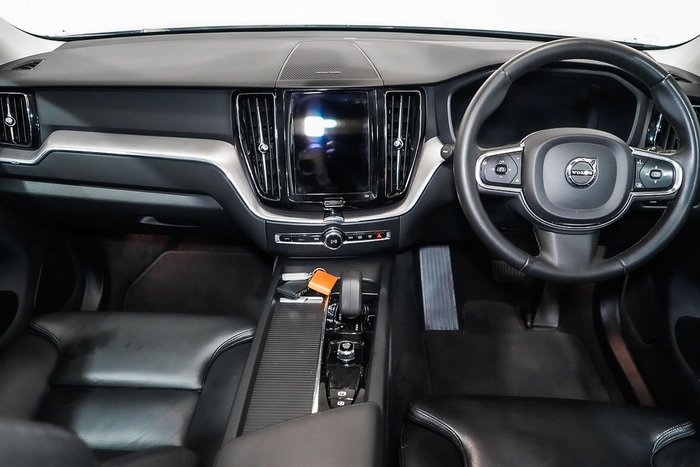 2022 Volvo XC60 B5 Momentum