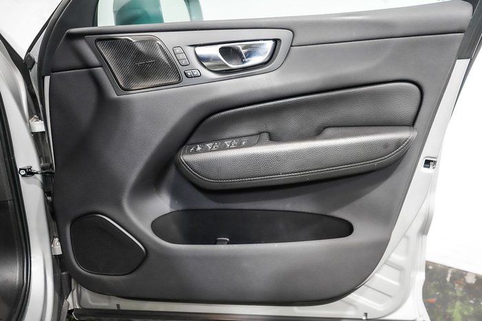 2022 Volvo XC60 B5 Momentum