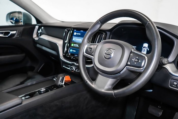 2022 Volvo XC60 B5 Momentum