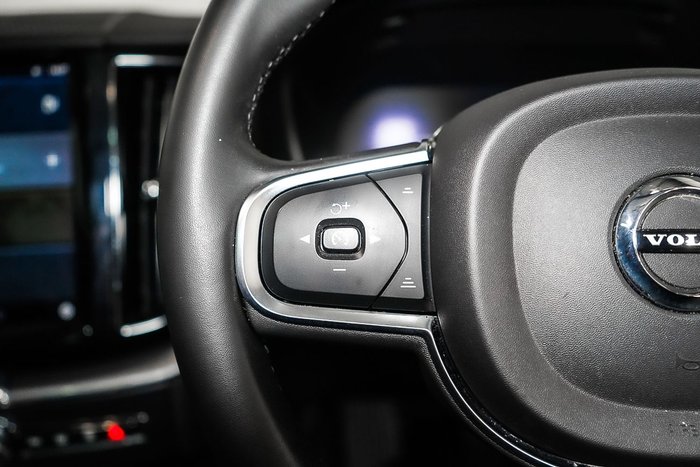 2022 Volvo XC60 B5 Momentum