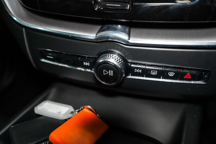 2022 Volvo XC60 B5 Momentum