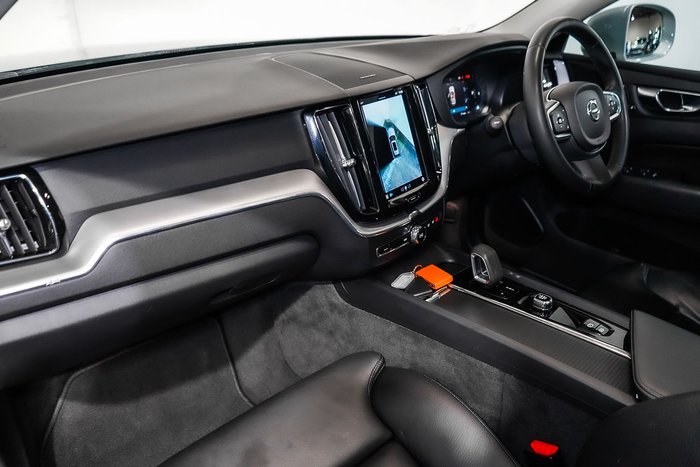 2022 Volvo XC60 B5 Momentum
