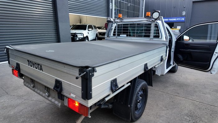 2017 Toyota Hilux Workmate TGN121R 4x2 Glacier White