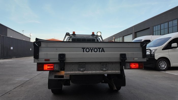 2017 Toyota Hilux Workmate TGN121R 4x2 Glacier White