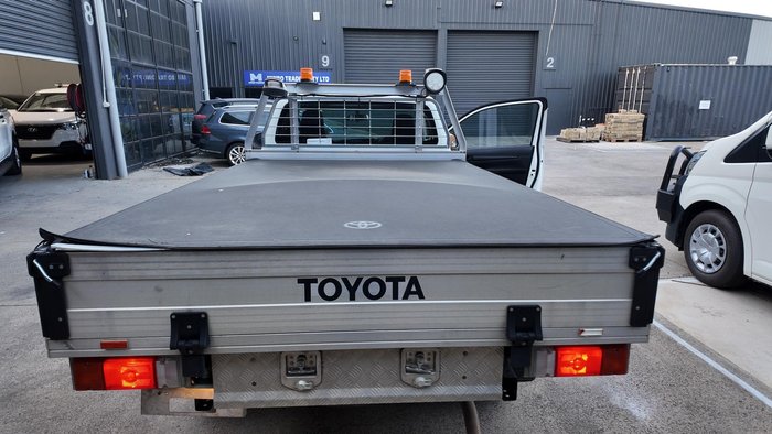 2017 Toyota Hilux Workmate TGN121R 4x2 Glacier White