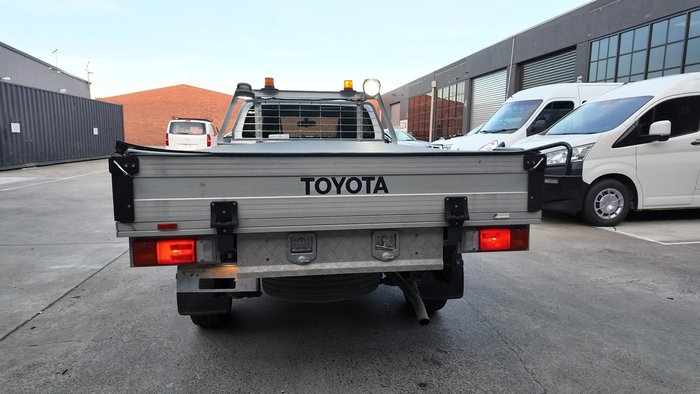 2017 Toyota Hilux Workmate TGN121R 4x2 Glacier White