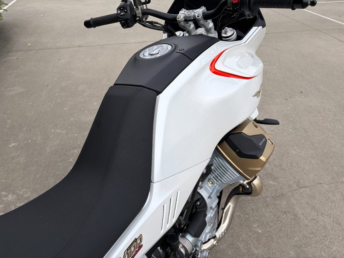 2023 MOTO GUZZI V100 MANDELLO
