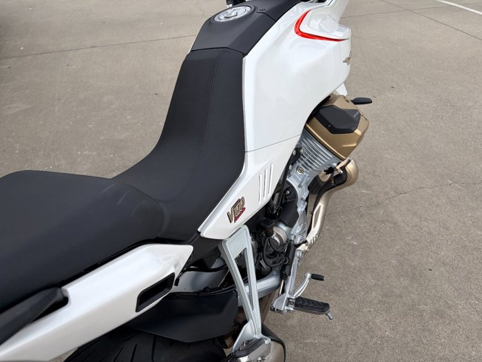 2023 MOTO GUZZI V100 MANDELLO