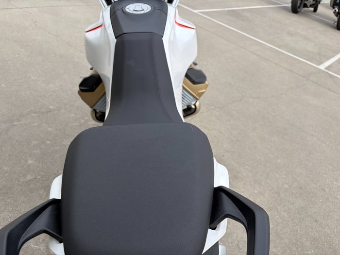2023 MOTO GUZZI V100 MANDELLO