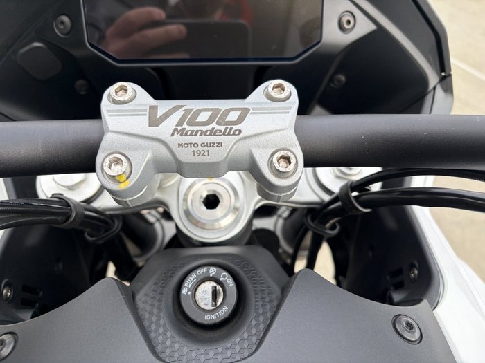 2023 MOTO GUZZI V100 MANDELLO