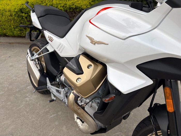 2023 MOTO GUZZI V100 MANDELLO