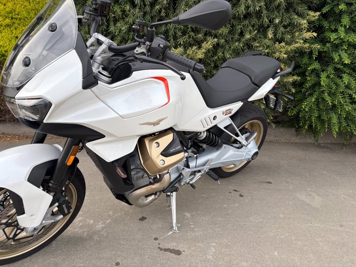 2023 MOTO GUZZI V100 MANDELLO