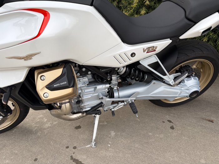 2023 MOTO GUZZI V100 MANDELLO