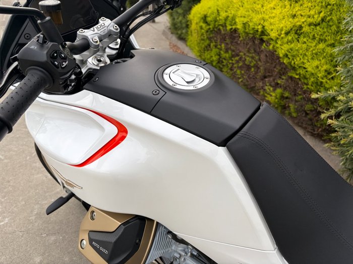 2023 MOTO GUZZI V100 MANDELLO