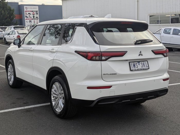 2023 Mitsubishi Outlander ES