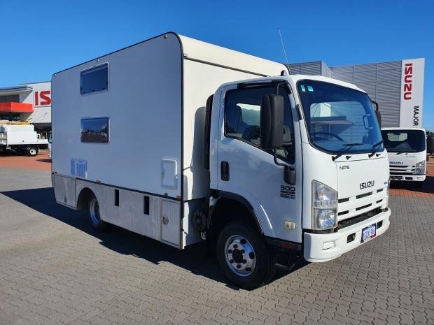 2012 Isuzu Nps300 4X4 Camper/Motorhome
