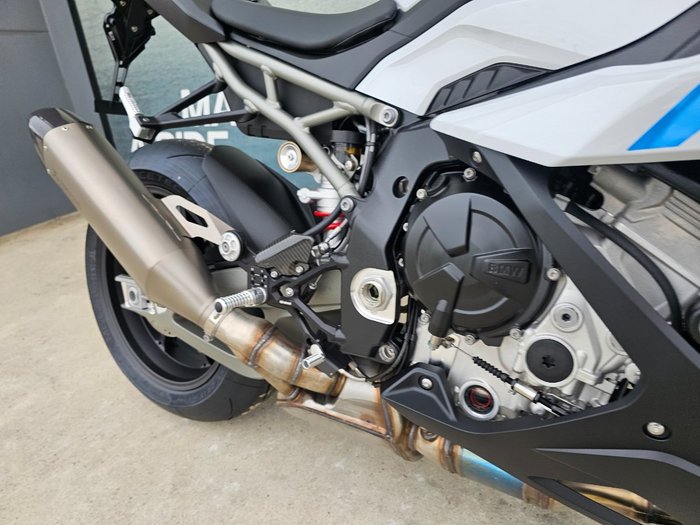 2026 BMW Motorrad S 1000 RR RACE Light white. (13-11)